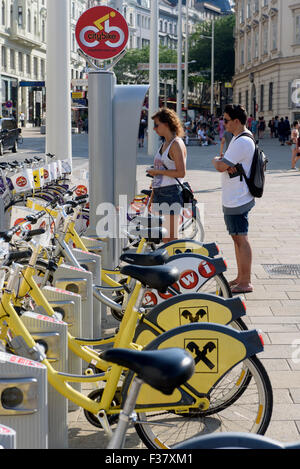 Rent a Bike a Mariahilfetr Str., Vienna, Austria Foto Stock