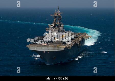 Stati Uniti Navy Wasp-classe assalto anfibio nave USS Essex in corso Settembre 24, 2015 nel Golfo Arabico. Foto Stock