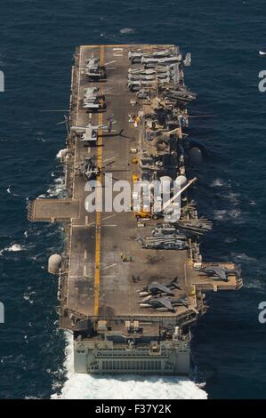 Stati Uniti Navy Wasp-classe assalto anfibio nave USS Essex in corso Settembre 24, 2015 nel Golfo Arabico. Foto Stock