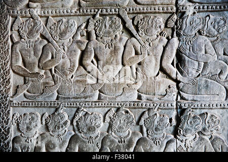 Il bassorilievo di guerrieri di scimmia in galleria di Bas-Reliefs, che circonda il primo livello di Angkor Wat. Parco Archeologico di Angkor, Siem Reap, Cambogia. Foto Stock
