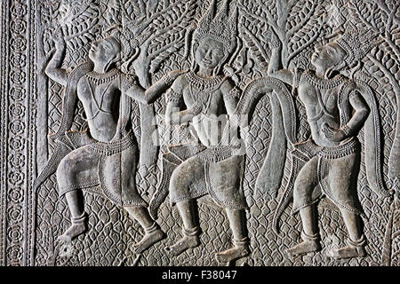 Bassorilievo di tre Apsaras (ballerini celesti) nel complesso del tempio di Angkor Wat. Parco archeologico di Angkor, provincia di Siem Reap, Cambogia Foto Stock