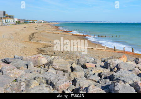 Guardando lungo la costa sud dell'Inghilterra dal punto di Splash, guardando ad est, in Worthing West Sussex, in Inghilterra, Regno Unito. Foto Stock