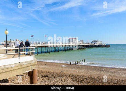 Worthing Pier in una giornata di sole in estate con il blu del cielo, in Worthing West Sussex, in Inghilterra, Regno Unito. Foto Stock