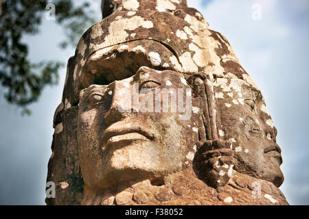 Scolpita in pietra scultura alla porta sud di Angkor Thom. Parco Archeologico di Angkor, Siem Reap Provincia, in Cambogia. Foto Stock