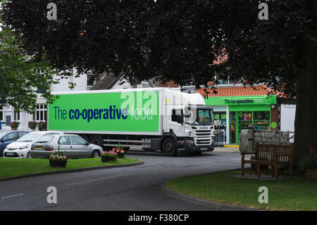 Negozio di consegna merci, una verde e bianco, Co-Operative cibo camion è parcheggiata fuori il co-marketing store - Villaggio di Poppleton superiore, York, Inghilterra, Regno Unito. Foto Stock