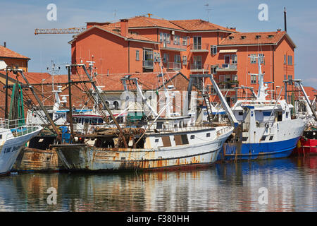 Barche da pesca in porto a Chioggia Laguna di Venezia Veneto Italia Europa Foto Stock