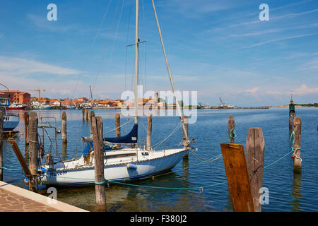 Yacht ormeggiati sulla laguna di Venezia Isola di Chioggia Veneto Italia Europa Foto Stock