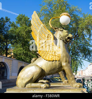 San Pietroburgo, Russia - Luglio 13, 2013: scultura di grifone sul settore bancario ponte sul canale Griboedov, costruito nel 1826. Foto Stock