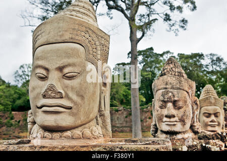 Delle sculture in pietra scolpita presso la porta sud di Angkor Thom. Parco Archeologico di Angkor, Siem Reap Provincia, in Cambogia. Foto Stock