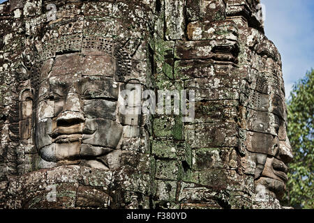 Scolpiti nella pietra facce gigante al tempio Bayon. Parco Archeologico di Angkor, Siem Reap Provincia, in Cambogia. Foto Stock