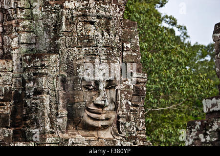 Scolpita in pietra faccia gigante al tempio Bayon. Parco Archeologico di Angkor, Siem Reap Provincia, in Cambogia. Foto Stock