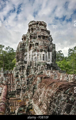 Facce giganti in pietra scolpita al tempio di Bayon. Angkor Thom, Parco Archeologico di Angkor, Provincia di Siem Reap, Cambogia. Foto Stock