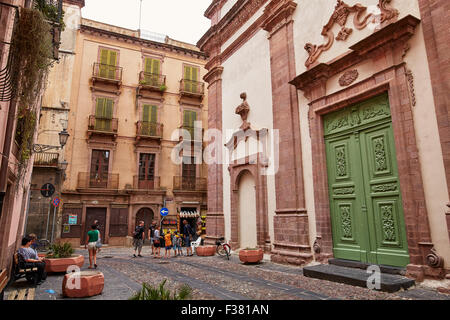 Classic Street scene di Bosa, Sardegna Foto Stock