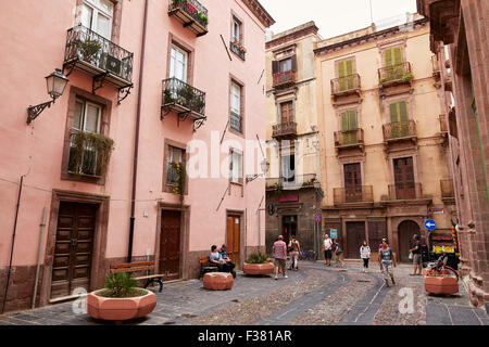 Classic Street scene di Bosa, Sardegna Foto Stock