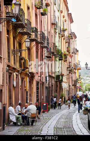 Classic Street scene di Bosa, Sardegna Foto Stock