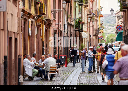 Classic Street scene di Bosa, Sardegna Foto Stock