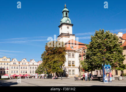 Settecentesco palazzo del Municipio ed ex case di mercanti in piazza del Municipio, Jelenia Gora o Hirschberg Bassa Slesia Polonia Foto Stock