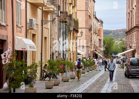 Classic Street scene di Bosa, Sardegna Foto Stock