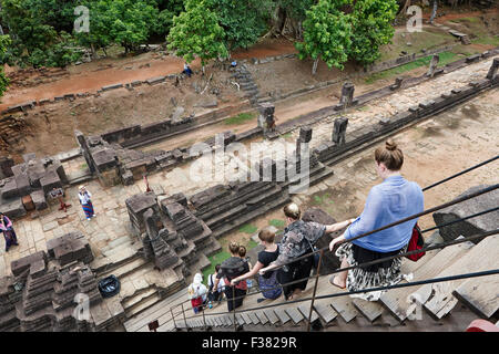 Visitatori scendendo dal livello superiore del tempio Baphuon. Parco Archeologico di Angkor, Siem Reap Provincia, in Cambogia. Foto Stock