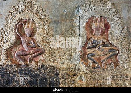 Il bassorilievo di apsaras (celesti dancers) in Angkor Wat. Parco Archeologico di Angkor, Siem Reap Provincia, in Cambogia. Foto Stock