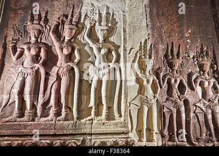 Il bassorilievo di apsaras (celesti dancers) in Angkor Wat. Parco Archeologico di Angkor, Siem Reap Provincia, in Cambogia. Foto Stock
