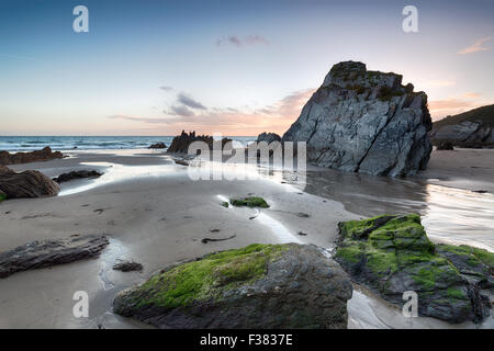 Tramonto sulla spiaggia a Freathy, una grotta sul Whitsand Bay sulla costa della Cornovaglia Foto Stock