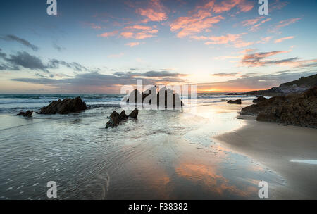 Bel tramonto su Whitsand Bay Beach a sud della costa di Cornovaglia Foto Stock