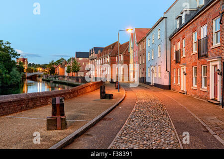 Case di città che si affaccia sul fiume y vengono a Norwich, Norfolk Foto Stock