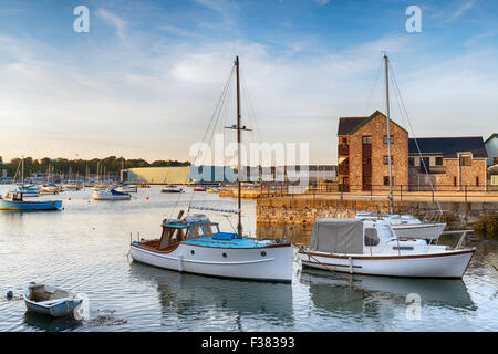 Barche a vela e case sul lungomare a casa di pietra in Plymouth, Devon Foto Stock