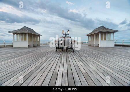 Il vecchio molo in legno a Cromer sulla costa nord di Norfolk Foto Stock