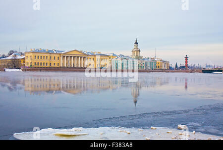 San Pietroburgo, Russia, Università banchine del fiume Neva in inverno, Accademia delle Scienze, 1783-1789, e il Museo di Antropologia Foto Stock