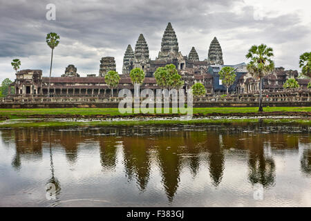 Vista iconica del tempio di Angkor Wat che si riflette in un lago vicino in una giornata nuvolosa. Parco Archeologico di Angkor, Provincia di Siem Reap, Cambogia. Foto Stock