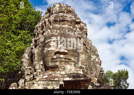 Scolpita in pietra faccia gigante di Banteay Kdei tempio. Parco Archeologico di Angkor, Siem Reap Provincia, in Cambogia. Foto Stock