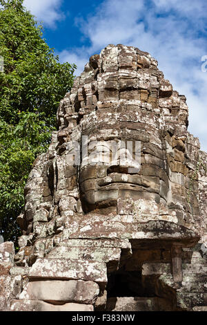 Scolpita in pietra faccia gigante di Banteay Kdei tempio. Parco Archeologico di Angkor, Siem Reap Provincia, in Cambogia. Foto Stock
