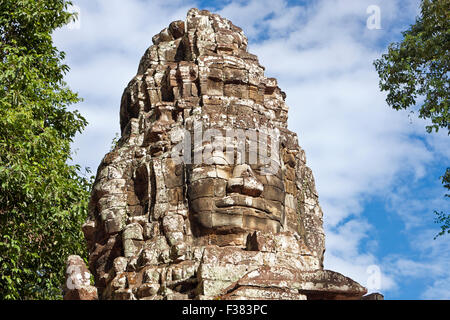 Scolpita in pietra faccia gigante di Banteay Kdei tempio. Parco Archeologico di Angkor, Siem Reap Provincia, in Cambogia. Foto Stock