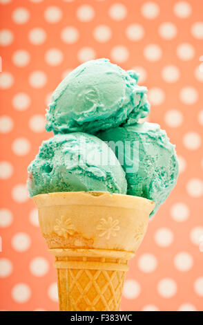 Cono gelato con palline di sapore di pistacchio Foto Stock