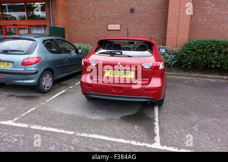 Sconsiderata di un parcheggio, UK. La stessa immagine senza targa è disponibile. (Immagine rif.: F384JC) Foto Stock