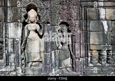 Scultura in pietra sulla parete in Banteay Kdei tempio. Parco Archeologico di Angkor, Siem Reap Provincia, in Cambogia. Foto Stock