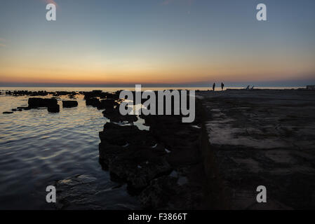 Splendido tramonto sulla costa rocciosa del Mare Adriatico Foto Stock