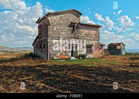 Vecchia casa abbandonata su terra bruciata Foto Stock