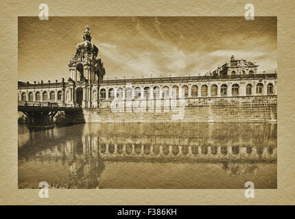 Vista su Zwinger fossato a corona Gate, Dresda, Sassonia, Germania, Europa Foto Stock