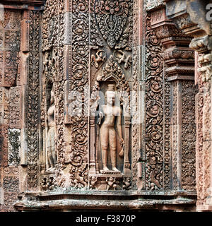 Intricate sculture in pietra sulle pareti del tempio di Banteay Srei. Parco archeologico di Angkor, provincia di Siem Reap, Cambogia. Foto Stock