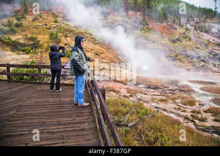 La zona conosciuta come l'artista Paint Pots è un sentiero che conduce ad una colorata serie di geyser e sorgenti calde... Foto Stock