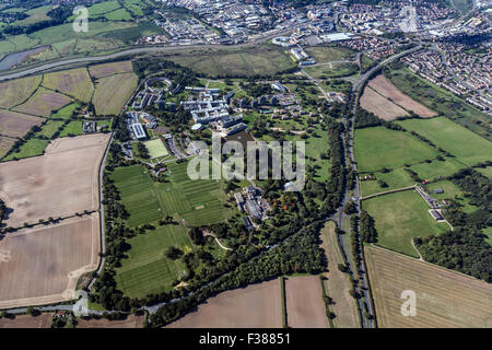 Vista aerea dell'Università di Essex, WIVENHOE MOSTRA IL CAMPUS. COLCHESTER E L'HYTHE SONO IN BACKGROUND Foto Stock