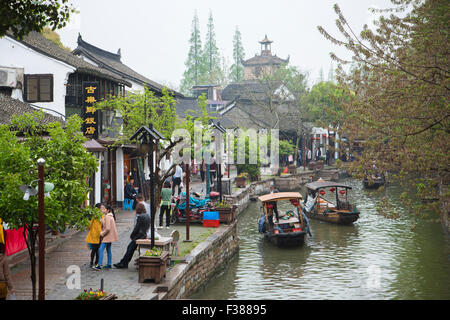 Il canale di antica città di Zhūjiājiǎo a Shanghai in Cina Foto Stock