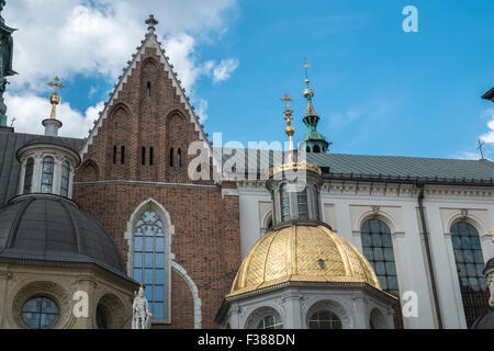 Cattedrale di Wawel, con la cupola dorata di Sigismondo la cappella, Cracovia in Polonia. Foto Stock