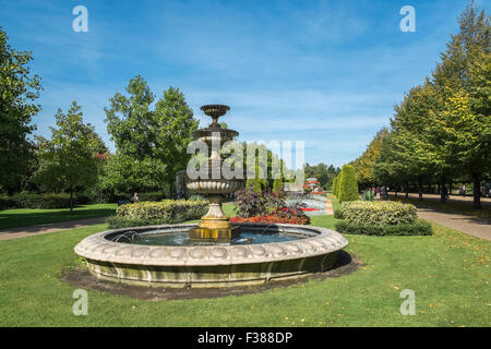 Avenue Giardini in autunno la luce solare, Regents Park, London, England Regno Unito Foto Stock