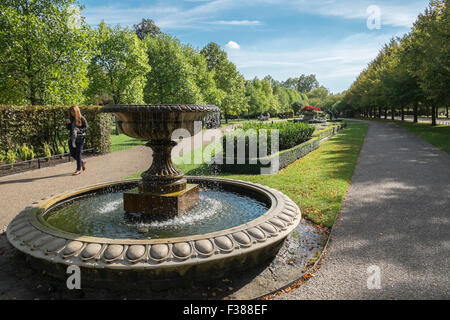 Giovane donna su Avenue Gardens, Regents Park, London, England Regno Unito Foto Stock