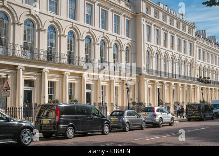 Fila di eleganti Georgiani terrazzati proprietà, progettato da John Nash, Park Square East, Regents Park, London, England Regno Unito Foto Stock