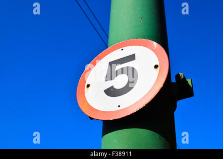 5 MPH segnale di limite di velocità contro il cielo blu. Foto Stock